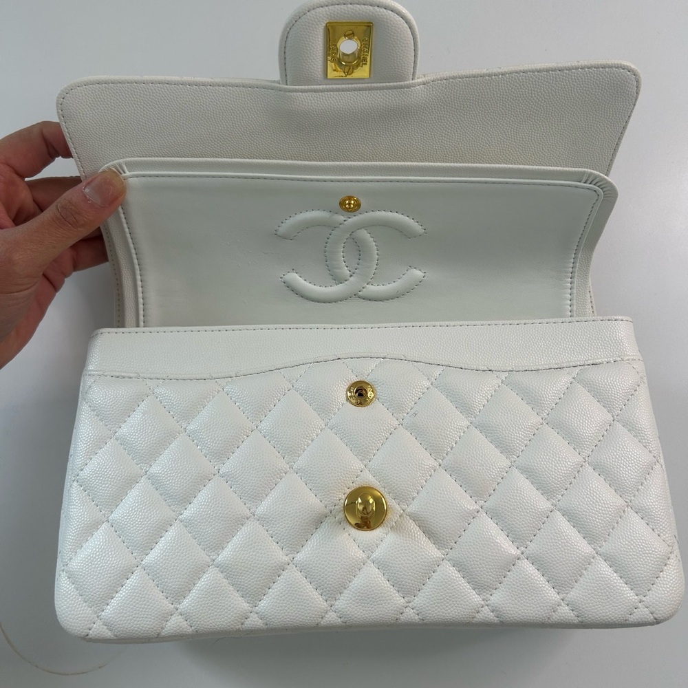 Chanel white Quilted Shoulder Bag with Gold Chain - Picture 8 of 8